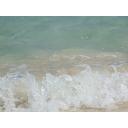 砂浜に打ち寄せる波