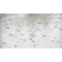雨が降る水面と波紋の背景写真【フリー素材あそび】