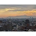 富士山が見える都会の夕日