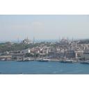 イスタンブールの定番展望ポイント ガラタ塔からアヤソフィア、ブルーモスク（スルタンアハメドモスク）を望む。 手前が金角湾向こうがマルマラ海。